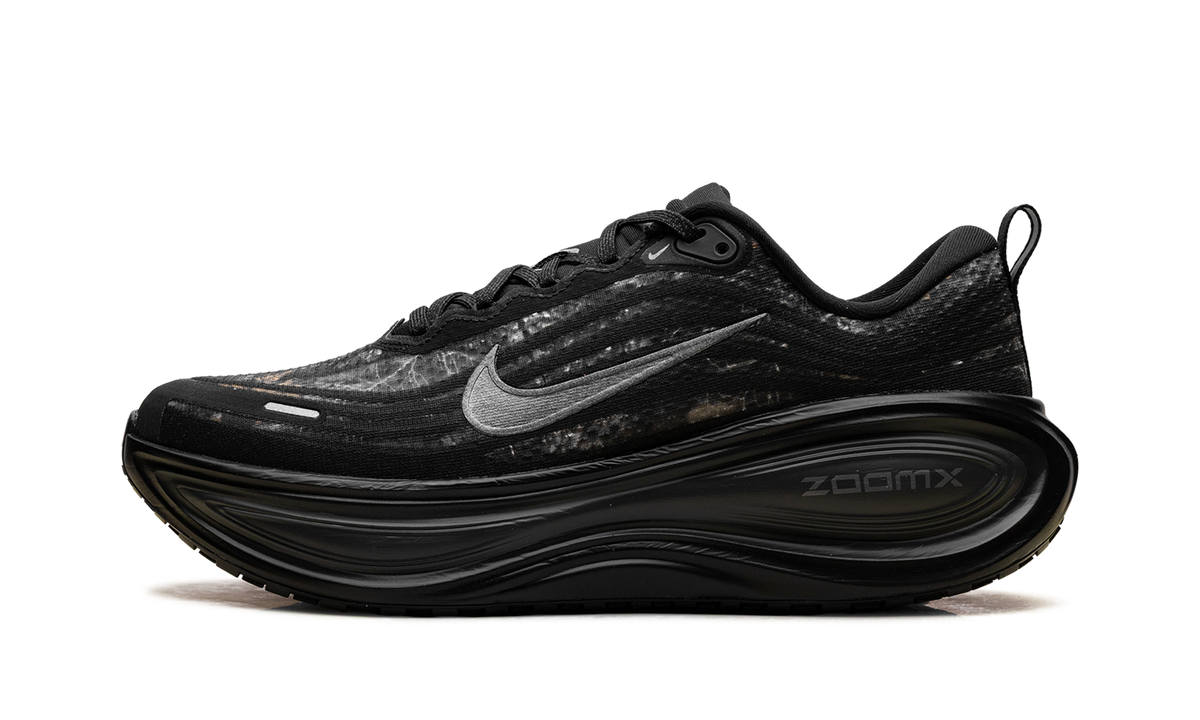 Vomero Plus "Black / Dark Smoke Grey / Anthracite / Metallic Dark Grey" IM3985 001