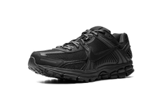 Zoom Vomero 5 "Triple Black" BV1358 003